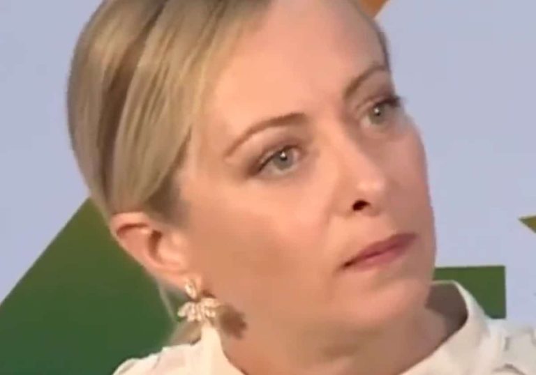 رئيسة وزراء إيطاليا بحركات ونظرات غريبة في قمة العشرين.. هل السبب المخدرات؟ (فيديو) رئيسة وزراء إيطاليا بحركات ونظرات غريبة في قمة العشرين.. هل السبب المخدرات؟ (فيديو)