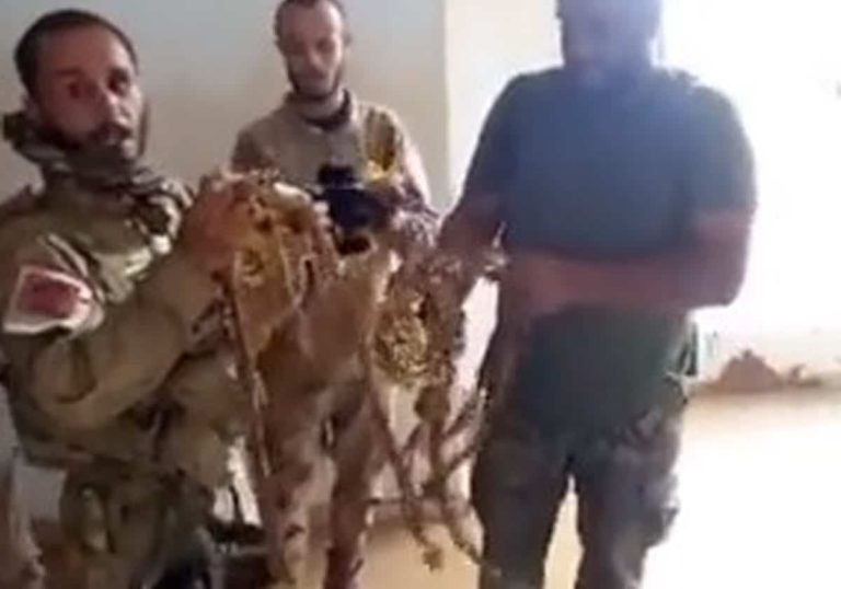 رجال الصاعقة الليبية في درنة يعثرون على كميات من الذهب بعد الإعصار دانيال