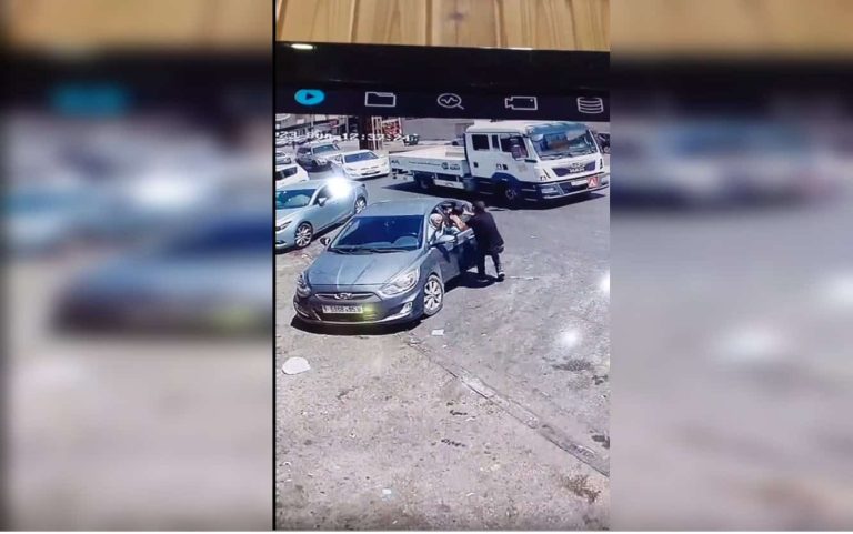 فيديو لشاب فلسطيني ينقذ طفلة بعملٍ بطولي بعدما أطبق على رأسها زجاج السيارة إنقاذ شاب فلسطيني طفلة أطبق شباك السيارة على رأسها