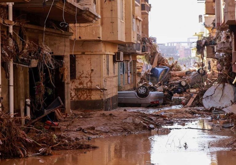 فيديو مؤثر لشاب ليبي وجد والدته حيّة ناجية وسط ركام منزلهم المهدم فيديو مؤثر لشاب ليبي وجد والدته حيّة ناجية وسط ركام منزلهم المهدم