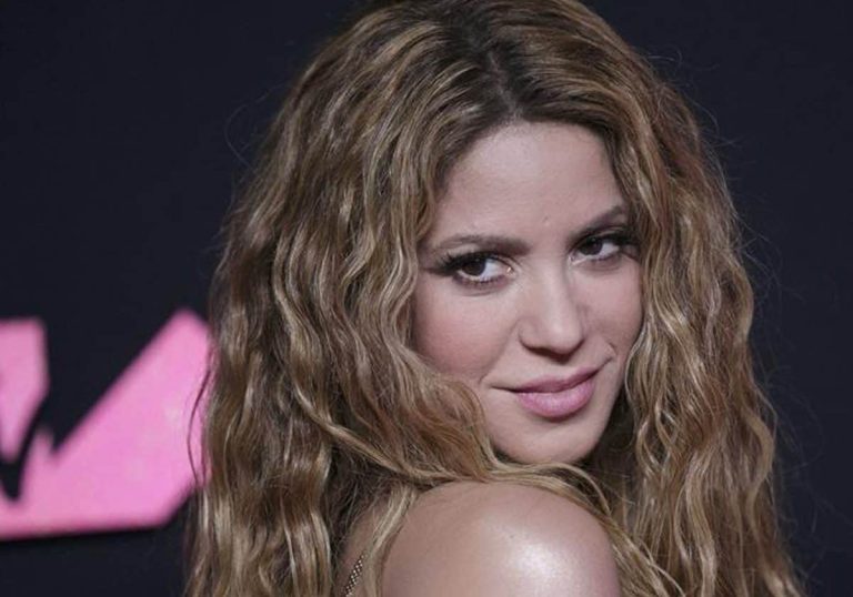 زغرودة شاكيرا تشعل حفل جوائز ” MTV Awards” وتثير حماس مشاهير العالم (شاهد) زغرودة شاكيرا تشعل حفل جوائز " MTV Awards"