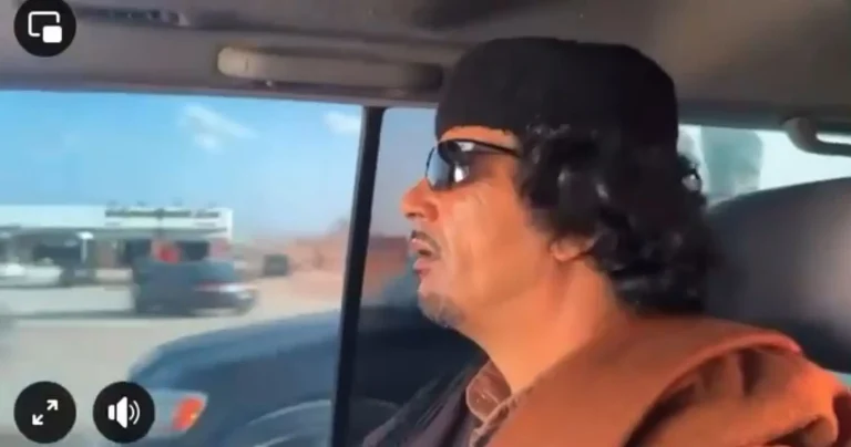 كأنه بعث من جديد.. شبيه القذافي يتجول في شوارع ليبيا ويشعل مواقع التواصل (شاهد) شبيه معمر القذافي