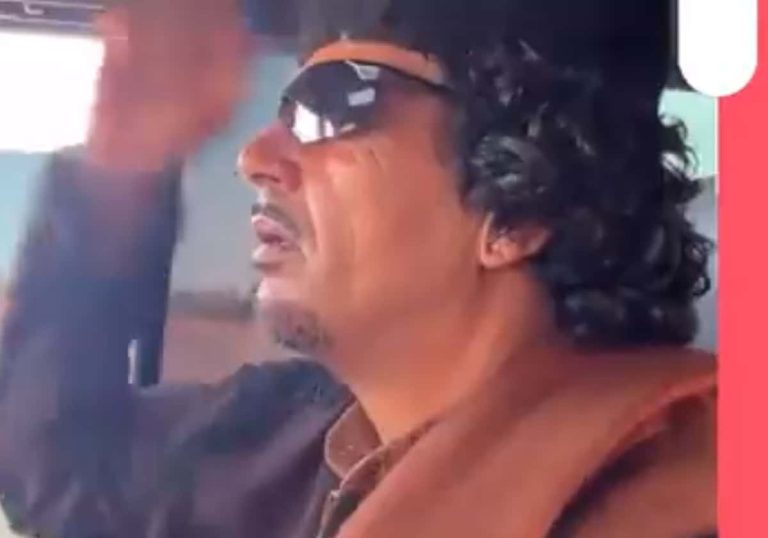 القذافي بُعث من جديد.. شبيه له حد التطابق يجوب ليبيا وسط حراسة مشددة