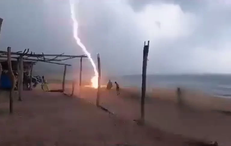 فيديو مرعب يخطف القلوب .. صاعقة تضرب شخصين على شاطئ! (شاهد) صاعقة تضرب شخصين على شاطئ!