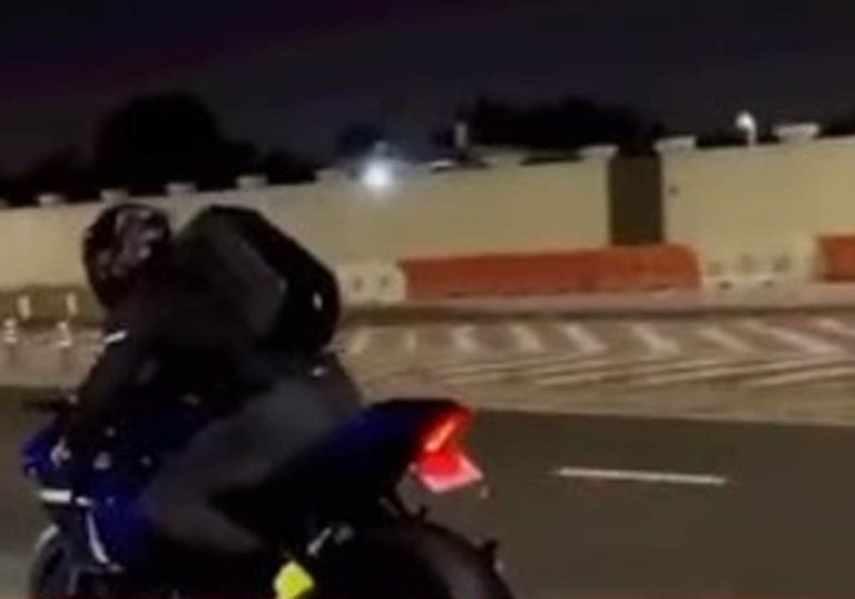 تسببن بإرباك دبي.. فتيات يستعرضن بدراجاتهن النارية بتهور ورعونة وهذا مصيرهن