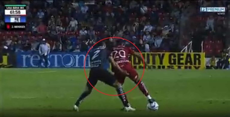 وضع إصبعه في مؤخرة زميله.. تقنية الفار تكشف تصرفًا غير لائق من اللاعب عمر ميندوزا! فضيحة عمر ميندوزا
