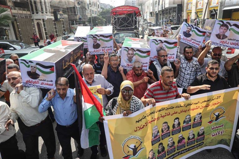 فلسطينيون يحتجون وهم يطالبون بإعادة جثث أقاربهم الذين قتلتهم واحتجزتهم القوات الإسرائيلية في مدينة غزة، غزة، 4 سبتمبر