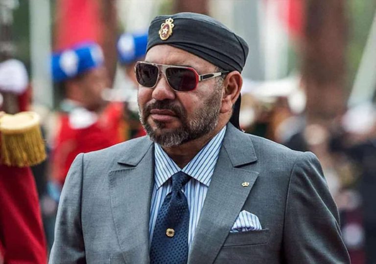 انفجر غضبا.. مغربي يُحرج الملك محمد السادس من أمام قنصلية الجزائر (فيديو) انفجر غضبا.. مغربي يُحرج الملك محمد السادس من أمام قنصلية الجزائر