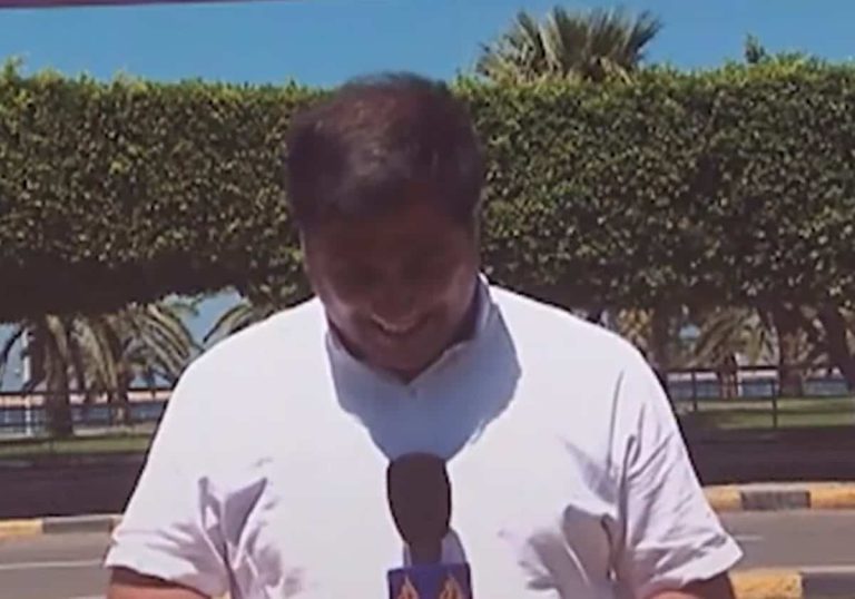 مراسل الجزيرة في ليبيا ينهار باكياً أثناء تغطيته لكارثة إعصار دانيال (شاهد) مراسل قناة الجزيرة في ليبيا ينهار باكياً أثناء تغطيته للكارثة التي حلت بالبلاد