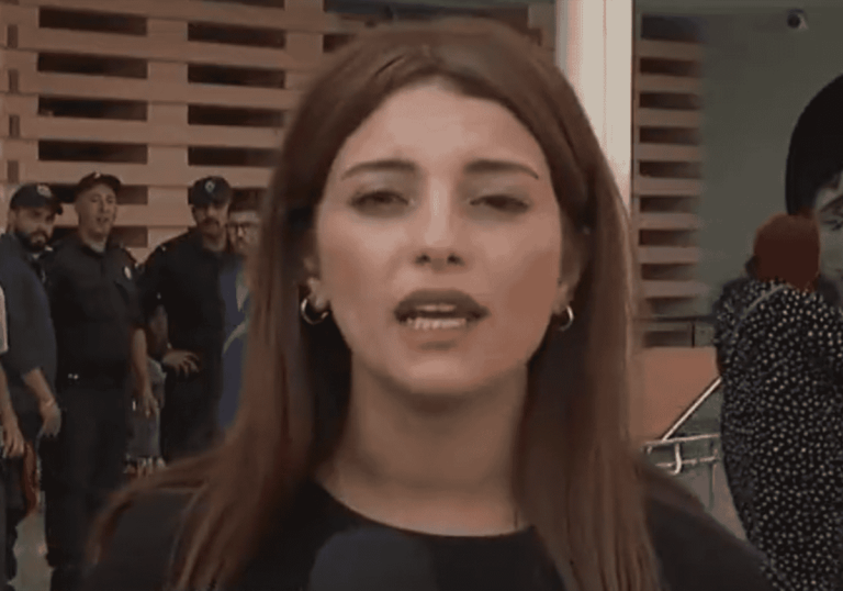 مواطن مغربي متضرر من الزلزال يحرج مراسلة “الجزيرة” على المباشر ويكذبها! (شاهد) مواطن مغربي متضرر من الزلزال يحرج مراسلة "الجزيرة" على المباشر ويكذبها!