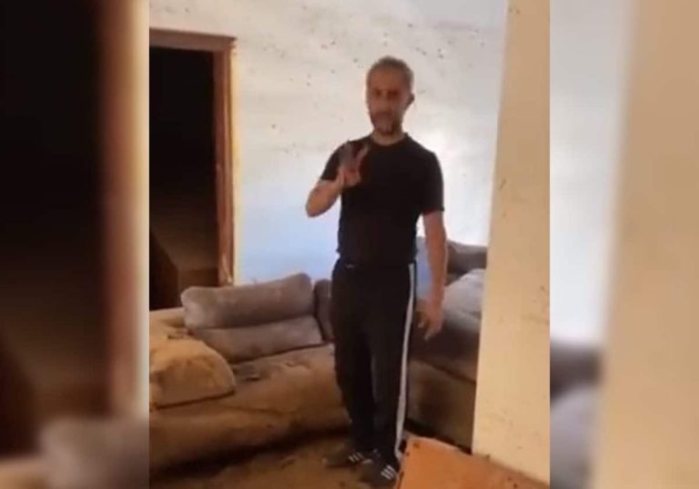 تفاصيل لا تصدق لنجاة ليبي وأسرته من كارثة الفيضانات: سيارة باغتتهم على سطح البناية (شاهد) تفاصيل لا تصدق لنجاة ليبي وأسرته من كارثة الفيضانات: سيارة باغتتهم على سطح البناية