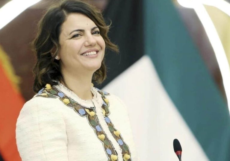نجلاء المنقوش في أرقى صالون شعر بتركيا تزامنا مع الفيضانات.. وصورة الحارس تفضح المستور