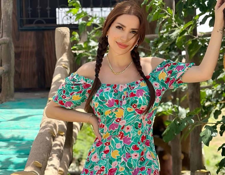 نسرين طافش بأجرأ إطلالاتها أمام الأهرامات.. فستان أزرق كشف أكثر مما غطى! (شاهد) نسرين طافش بأجرأ إطلالاتها أمام الأهرامات.. فستان أزرق كشف أكثر مما غطى! (شاهد)