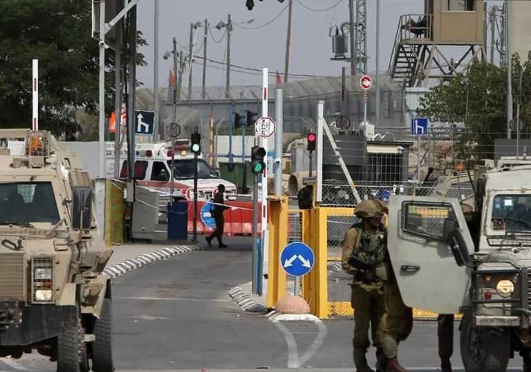 إبداع فلسطيني.. هاتف محمول يتحدى استفزازات الاحتلال في نقاط التفتيش