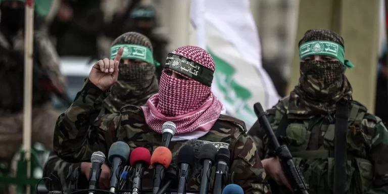 أبو عبيدة يعلن “العقوبة بالمثل” وإعدام رهينة بالصوت والصورة مع كل قصف لغزة أبو عبيدة الناطق الرسمي باسم كتائب القسام