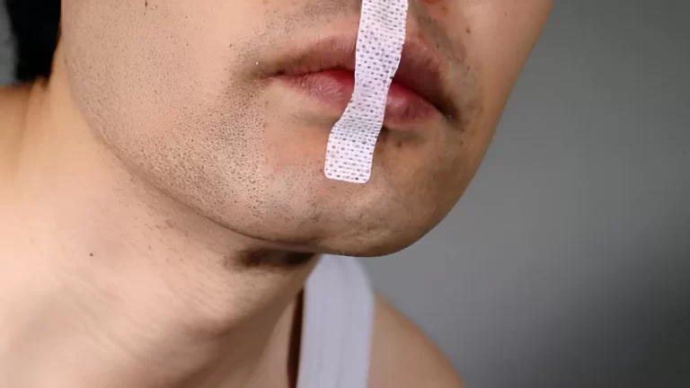 إغلاق الفم بشريط لاصق ليلاً.. طريقة مجنونة لعلاج هذه المشاكل الصحية! (شاهد)