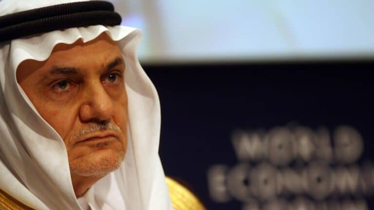 ماذا يفعل الأمير تركي الفيصل مع “تسيبي لفني” وحاخام طالب بحذف آيات من القرآن؟! ماذا يفعل الأمير تركي الفيصل مع “تسيبي لفني” وحاخام طالب بحذف آيات من القرآن؟!