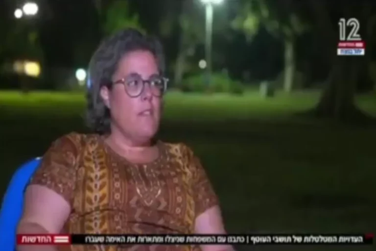 كشفت مستوطنة إسرائيلية عن طريقة تعامل مقاتلي المقاومة الفلسطينية معها، وعدم إيذاءها رفقة أولادها خلال عملية "طوفان الأقصى" التي نفذتها كتائب عز الدين القسام، الجناح العسكري لحركة حماس، وهزت الكيان الإسرائيلي خلال الأيام القليلة الماضية