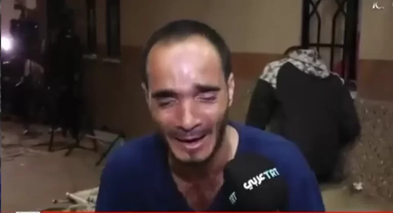 الشاب الفلسطيني وهو ينهار باكيا بعد أن فقد طفلته الوحيدة