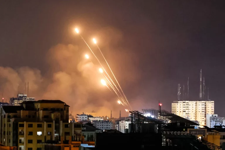 صواريخ المقاومة الفلسطينية تنطلق من غزة