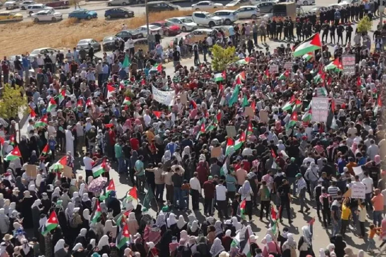 حشود في الأردن تضامنا مع الفلسطينيين والأمن يمنع وصولهم للحدود (شاهد) أردنيون يحتشدون صوب الحدود مع فلسطين