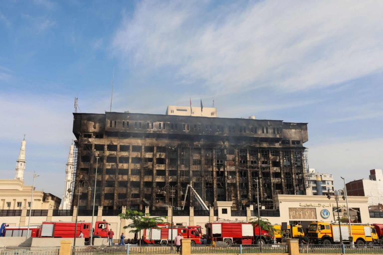 هنا كان مبنى مديرية أمن الإسماعيلية .. صور قبل وبعد الحريق الهائل (شاهد) مديرية أمن الإسماعيلية بعد الحريق