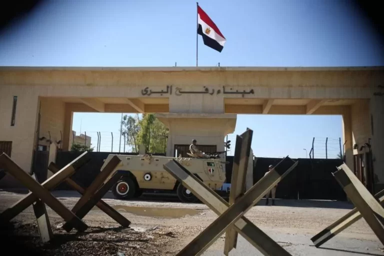 بتهديد حول معبر رفح بعد قصفه 3 مرات .. “إسرائيل” تدوس السيادة المصرية! معبر رفح