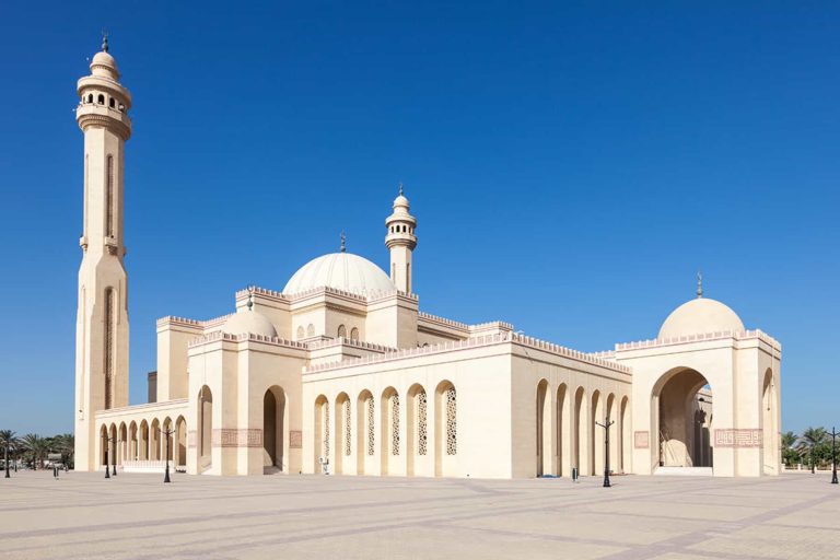 أشاد خطيب مسجد الفاتح - أكبر منبر حكومي في البحرين - عدنان بن عبد الله القطان، بملك البلاد حمد بن عيسى وتوجيهاته بإرسال مساعدات لفلسطين، بدل إدانة جرائم الاحتلال الإسرائيلي صراحة، كما فعل معظم الخطباء في الدول العربية، الجمعة.