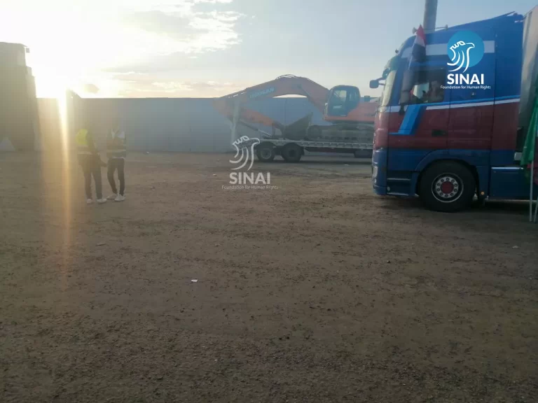 معدات مصرية لإصلاح الطريق الداخلي الفاصل بين المعبرين المصري والفلسطيني والذي تعرض للقصف الإسرائيلي