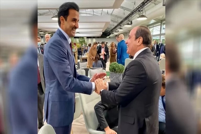 الرئيس المصري الحالي عبدالفتاح السيسي ونظامه لطالما عكف على مهاجمة قطر أثناء فترة حصارها، لكنه تحول مؤخراً إلى مدافع عنها لغاية تتعلق باستقطاب الأموال القطرية وتبرير تردي الأوضاع المعيشية.