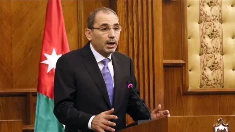 الأردن يعلن موقفه بشأن سيناريو تهجير الفلسطينيين ويؤكد: “خط أحمر” أكد وزير الخارجية الأردني أيمن الصفدي، أن بلاده لن تسمح بتهجير الفلسطينيين من أرضهم في أول تعليق رسمي أردني، حول مساع دول غربية نقل الفلسطينيين إلى دول أخرى خارج القطاع.