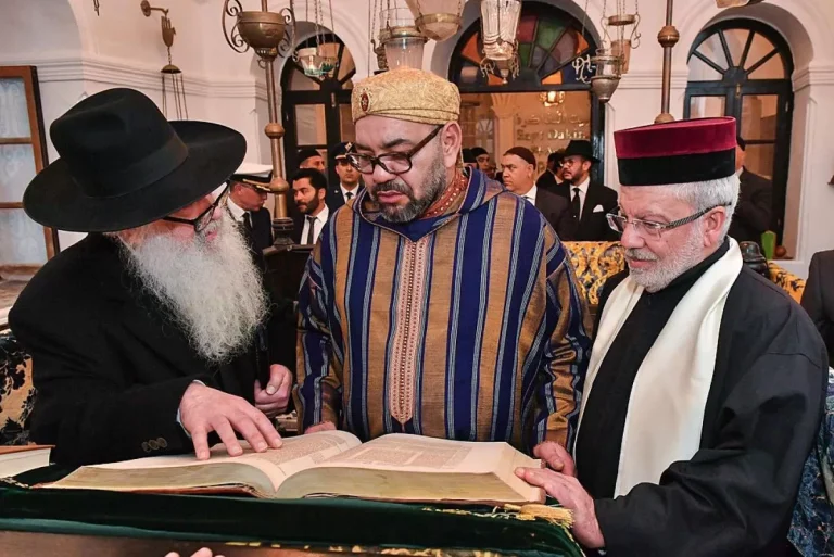لا يُنصح بالمشاهدة لصهاينة العرب.. هذا ما طالب به يهودي ملك المغرب من قلب الرباط (شاهد)
