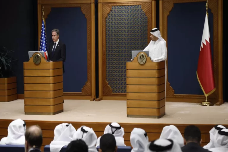 رئيس وزراء قطر يبرر لـ بلينكن سبب تواجد مكتب حماس في الدوحة (فيديو) رئيس وزراء قطر يبرر لـ بلينكن سبب تواجد مكتب حماس في الدوحة (فيديو)