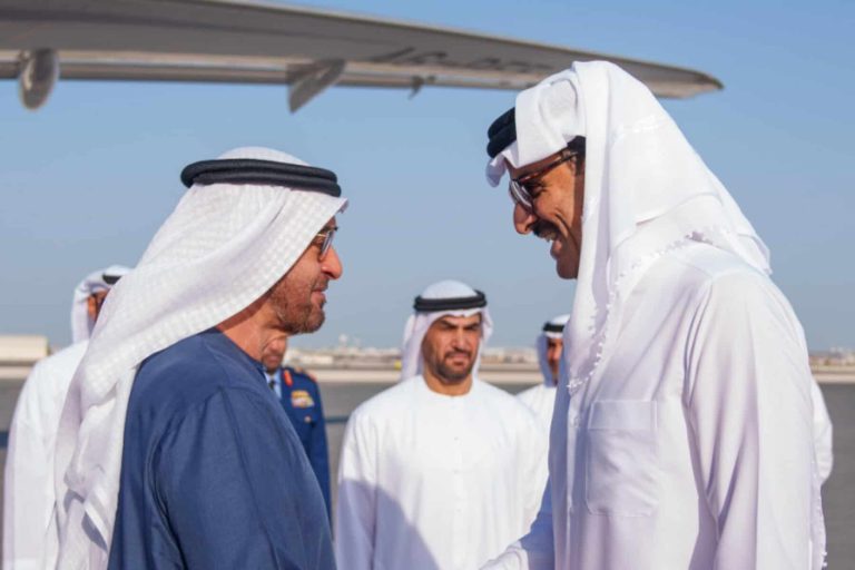 محمد بن زايد في زيارة جديدة إلى قطر .. ما الذي دار بينه وبين الشيخ تميم ؟ أجرى رئيس دولة الإمارات الشيخ محمد بن زايد آل نهيان زيارة جديدة إلى دولة قطر فيما دارت تساؤلات عن ما جرى بينه وبين الأمير القطري الشيخ تميم بن حمد آل ثاني.