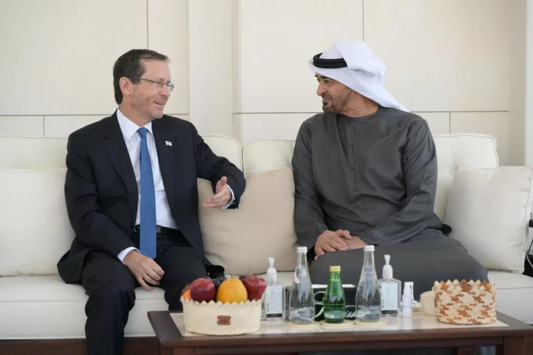 الـ 20 مليون دولار لم تشفع لرئيس الإمارات المطبع .. “شيطان العرب” في مرمى النيران أفادت وكالة أنباء الإمارات بأن الرئيس الإماراتي الشيخ محمد بن زايد أصدر، الثلاثاء، توجيهاته بتقديم مساعدات عاجلة إلى الفلسطينيين بمبلغ 20 مليون دولار.