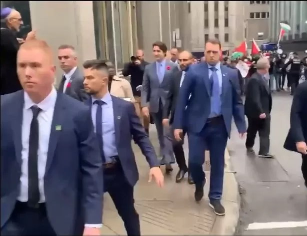 عار عليك يا ترودو يداك ملطختان بالدماء.. كنديون يهاجمون رئيس وزرائهم (فيديو) جاست ترودو محاط بحراسه يتجه نحو سيارته ومجمحموعة من النشطاء يلاحقونه