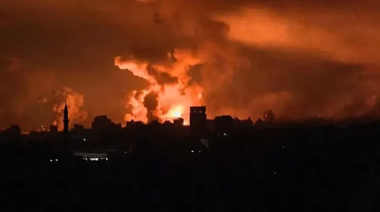 ليلة عُزلت فيها غزة عن العالم.. مشاهد مأساوية لسيدات عالقات تحت غارات الاحتلال تصاعد أعمدة الدخان من المباني التي تعرضت لقصف إسرائيلي