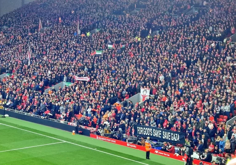 جماهير ليفربول تتضامن مع فلسطين في مدرجات ملعب “الأنفيلد” (صور) جماهير ليفربول