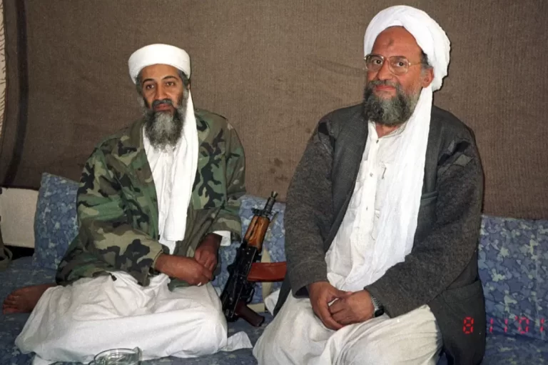 قائدا "القاعدة" السابقان أسامة بن لادن وأيمن الظواهري في أفغانستان نوفمبر 2001