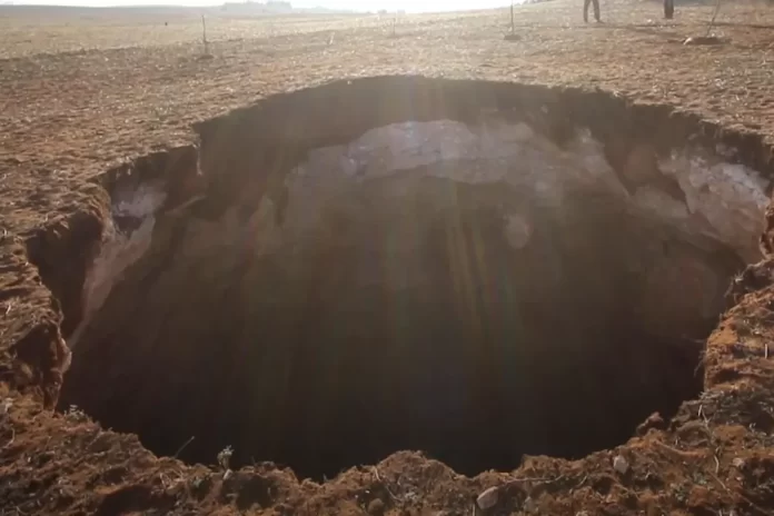 بعد الزلزال المدمر الذي ضرب المملكة المغربية في 8 أيلول/سبتمبر رصدت ظاهرة صادمة في المغرب خلال الأيام القليلة الماضية تجسدت بحفرة ضخمة في ضواحي إقليم الجديدة غربي البلاد