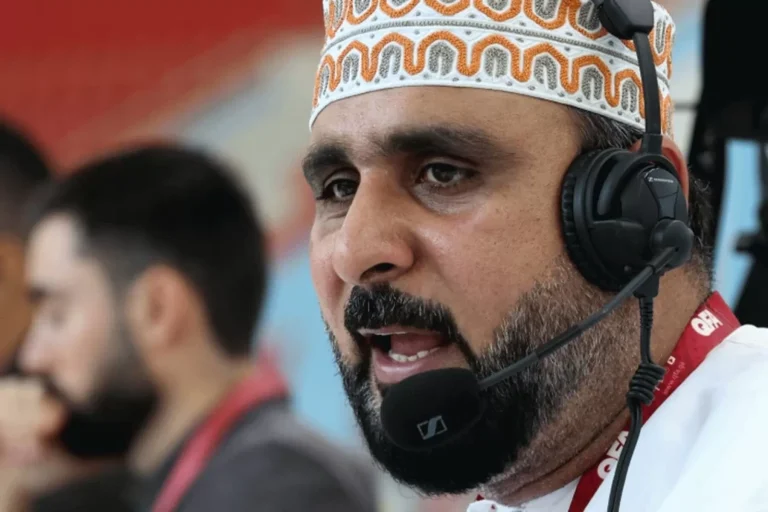 خليل البلوشي يحرج جميع حكام العرب: “نتمنى منكم هذا الأمر ولو مرة واحدة” انتقد المعلق الرياضي العماني الشهير خليل البلوشي، تخاذل الموقف العربي تجاه فلسطين وانتقد اكتفاء حكام العرب بإصدار بيانات الشجب والإدانة كالعادة، دون أي تحرك حقيقي لنصرة الفلسطينيين الذين يخوضون معركة وجودية منذ بداية الأسبوع الجاري، ضمن عملية "طوفان الأقصى" التي أعلنتها حماس.