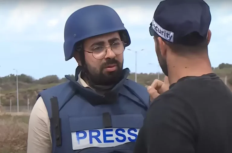 على الهواء.. رد فعل مراسل “العربي” على صراخ شرطي إسرائيلي وتهديده شرطي إسرائيلي يهدد مراسل قناة العربي