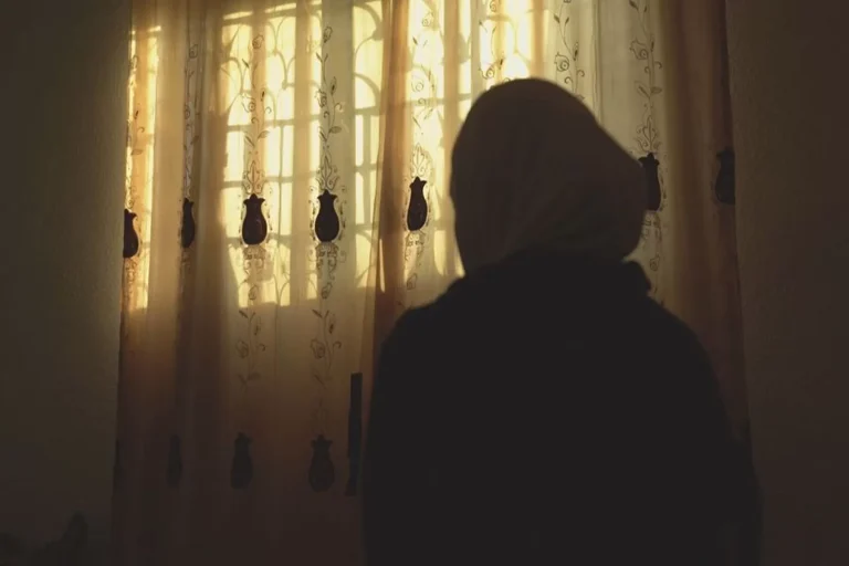 شابة سورية تروي لـ “وطن” قصة اعتقال مخابرات الأسد لوالدها وقتله بالبطيء المعتقل السوري اختفى شأنه شأن مئات الألوف من السوريين إلى أن عثرت ابنته على صورته ضمن صور ضحايا التعذيب التي سربها "قيصر" منذ سنوات