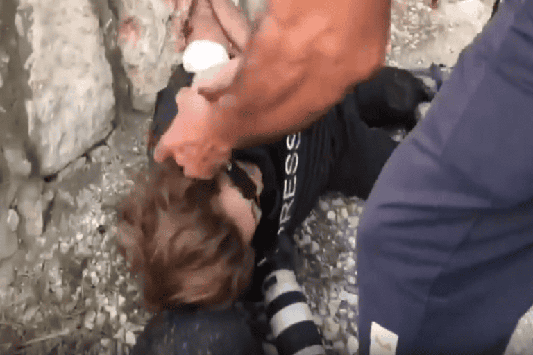 طالت الجرائم الإسرائيلية في فلسطين والدول المجاورة، صحفيون من 3 وسائل إعلامية بينهم كادر قناة الجزيرة القطرية، جراء قصف استهدف سيارة الصحفيين في "علما الشعب" ضمن منطقة صور جنوبي لبنان.