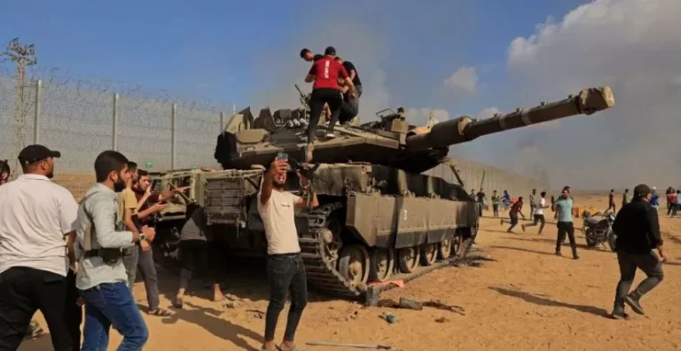 أعلنت مجموعات "عرين الأسود" النفير العام ضمن معركة "طوفان الأقصى"، التي أطلقتها حركة المقاومة الإسلامية حماس صباح اليوم السبت.
