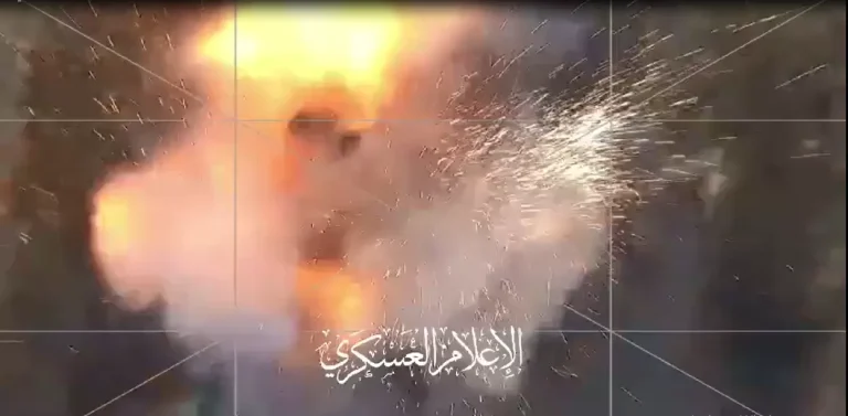طائرة مسيرة تابعة للمقاومة تستهدف دبابة إسرائيلية وتصيبها في مقتل (شاهد) لحظة استهداف دبابة إسرائيلية واشتعال النيران فيها