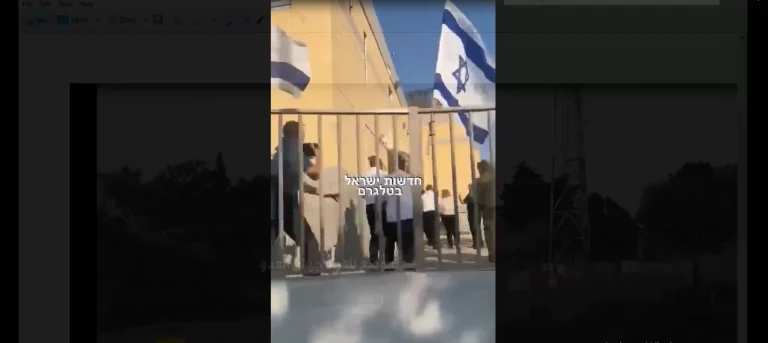 لحظة فرار وزير الخارجية البريطاني جيمس كليفرلي ونظيره الإسرائيلي إيلي كوهين وعدد من المسؤولين أثناء سماعهم دوي صافرات الإنذار في مستوطنة أوفاكيم