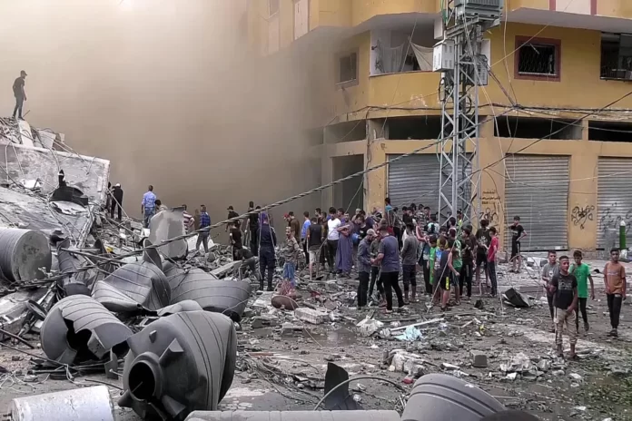 كشفت وسائل إعلام غربية قصة الفتاة العشرينية، التي تداولت مواقع التواصل الاجتماعي صورة جثتها شبه عارية، ومسجاة في صندوق شاحنة ويحيط بها مقاومون فلسطينيون ضمن أحداث عملية "طوفان الأقصى"، حيث اتضح أنها بلوجر ألمانية.
