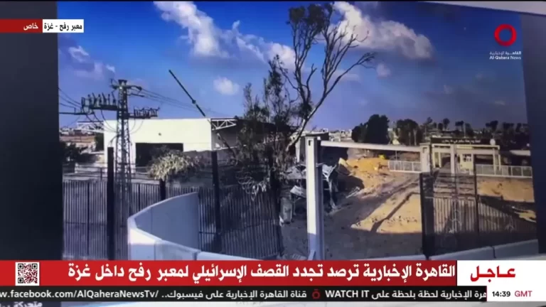 لحظة قصف معبر رفح ونسف جدار خرساني شيده الجيش المصري (فيديو) قصف معبر رفح