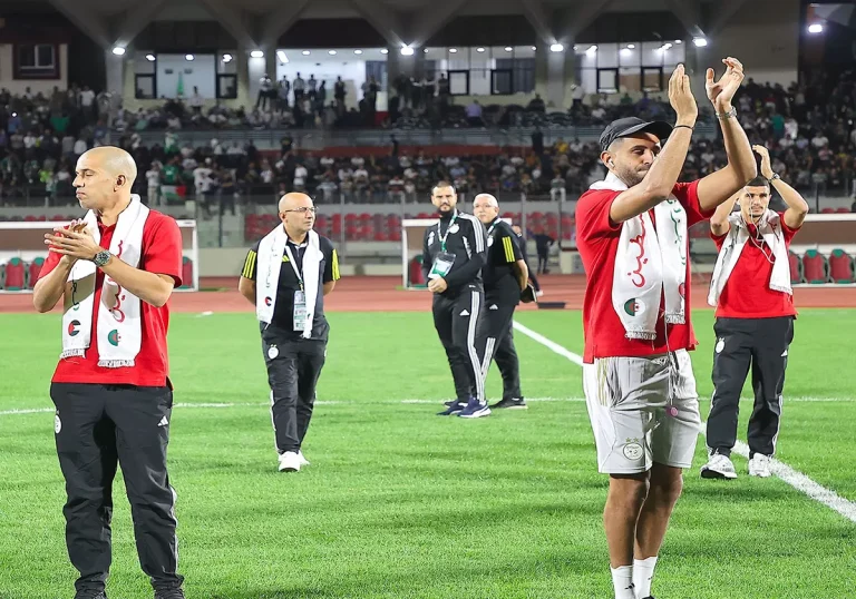 لاعبو المنتخب الجزائري يتوشحون الكوفية الفلسطينية تضامناً مع غزة (شاهد) نجوم المنتخب الجزائري